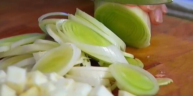 овощной суп с курицей и яичной лапшой