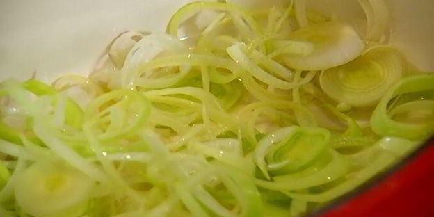 овощной суп с курицей и яичной лапшой