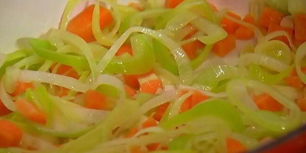 овощной суп с курицей и яичной лапшой