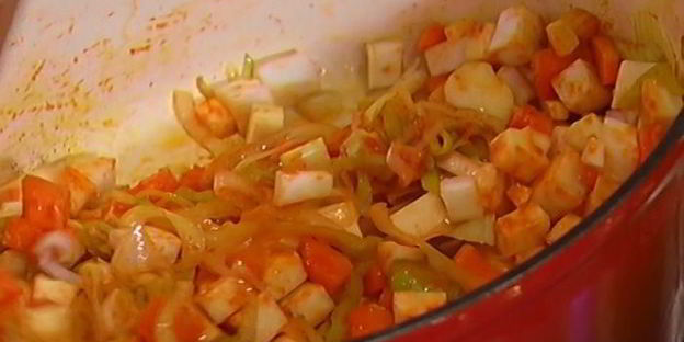 овощной суп с курицей и яичной лапшой