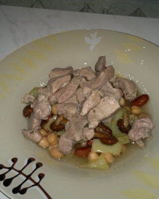 Фасолево-нутовая похлебка с перцем и грибами и с бедром индейки в чесноке и розмарине