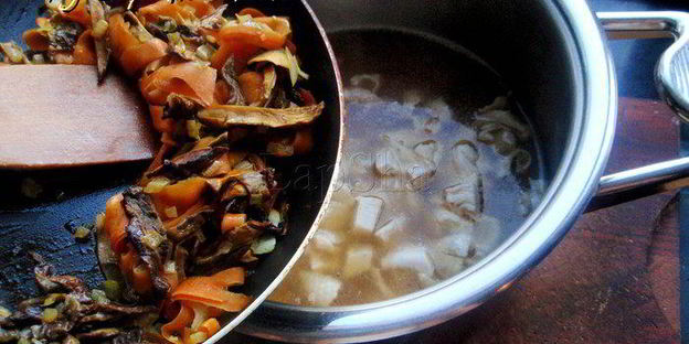 грибная похлебка с перловкой и курицей