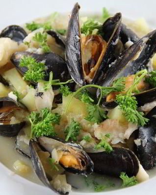 Густая похлебка с картофелем, мидиями и треской