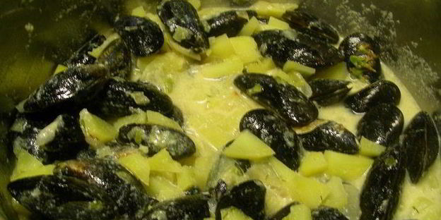 густая похлебка с картофелем, мидиями и треской