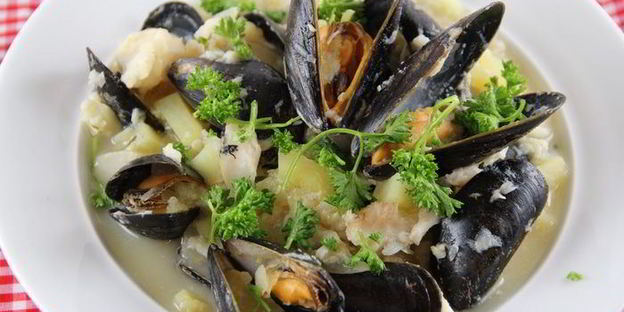 густая похлебка с картофелем, мидиями и треской