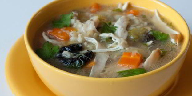 густая похлебка с курицей и пореем