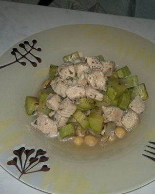 Нутовая похлебка с чесночным бульоном из индейки и кабачком