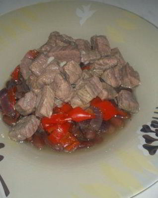 Острая бобовая похлебка с говядиной, сладким перцем и луком