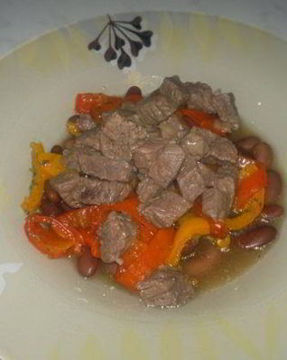 Похлебка из бобов со сладкими перцами и мясным бульоном на бальзамическом уксусе