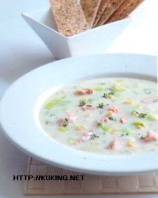 Похлебка из лосося, порея и кукурузы