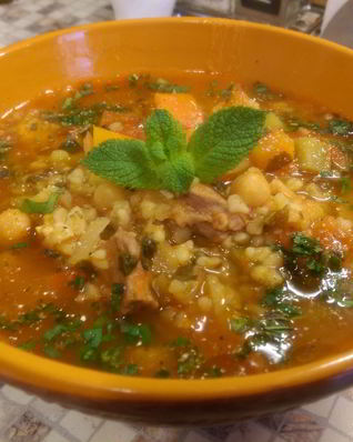 Шорба по-алжирски — густая похлебка с араниной, курицей, нутом, овощами и специями