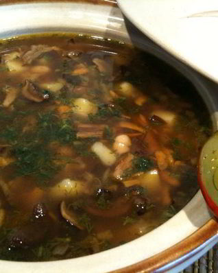 Сытная постная похлебка с грибами и фасолью