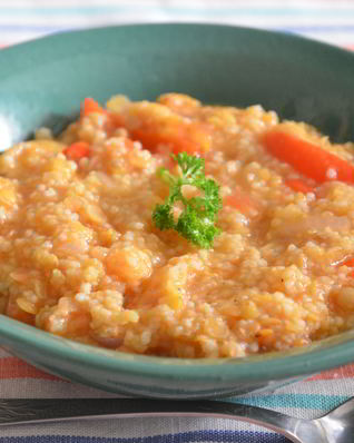 Томатный суп-похлебка с кускусом, сладким перцем и острым чили