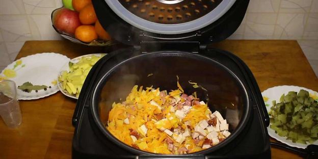 рассольник с колбасой и копченостями