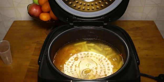 рассольник с колбасой и копченостями