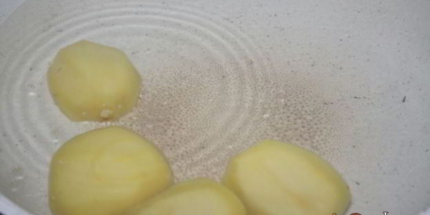 ароматные щи с варено-копченой грудинкой и кислым яблоком