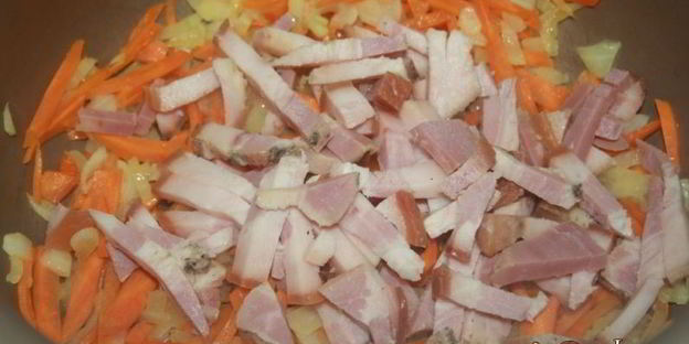 ароматные щи с варено-копченой грудинкой и кислым яблоком