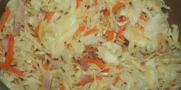 ароматные щи с варено-копченой грудинкой и кислым яблоком