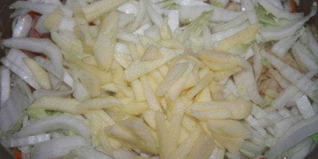 ароматные щи с варено-копченой грудинкой и кислым яблоком