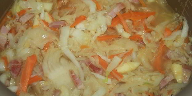 ароматные щи с варено-копченой грудинкой и кислым яблоком