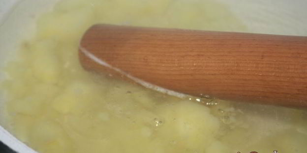 ароматные щи с варено-копченой грудинкой и кислым яблоком