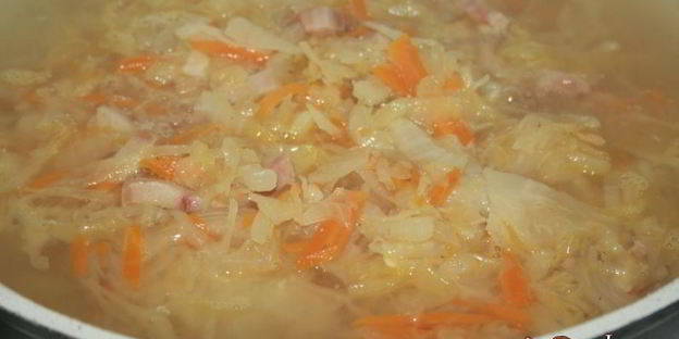 ароматные щи с варено-копченой грудинкой и кислым яблоком