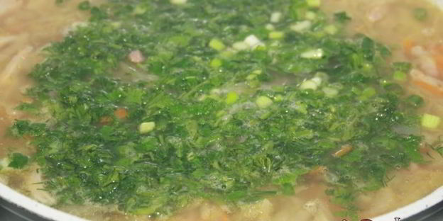 ароматные щи с варено-копченой грудинкой и кислым яблоком