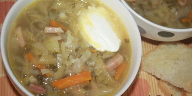 ароматные щи с варено-копченой грудинкой и кислым яблоком