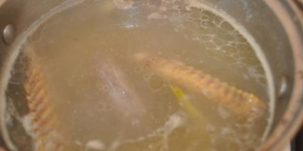 кислые щи с утиными потрошками и черносливом