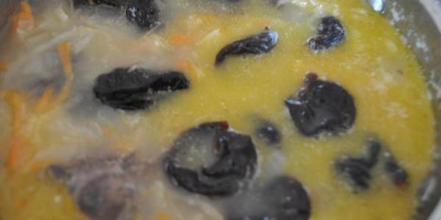 кислые щи с утиными потрошками и черносливом