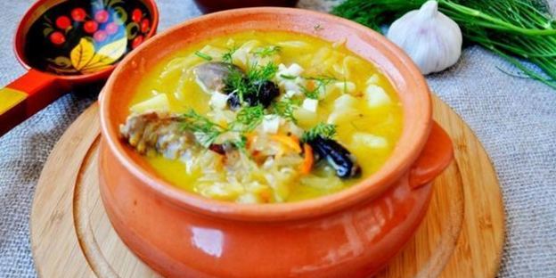 кислые щи с утиными потрошками и черносливом