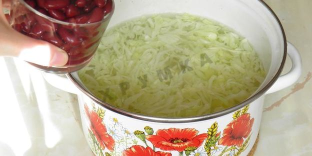 постные щи с фасолью, консервированной и капустой