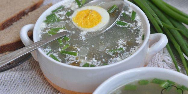 щавелевые щи с яйцом на курином бульоне