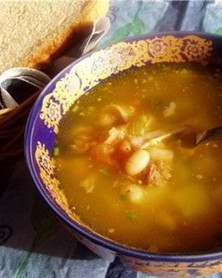 Щи из ячневой крупы, тушеной капусты и фасоли со свининой