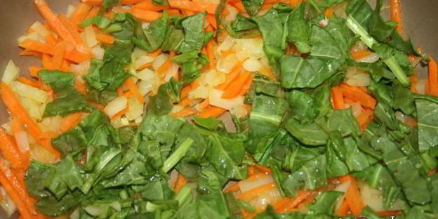 щи с квашеной капустой и молодым щавлем