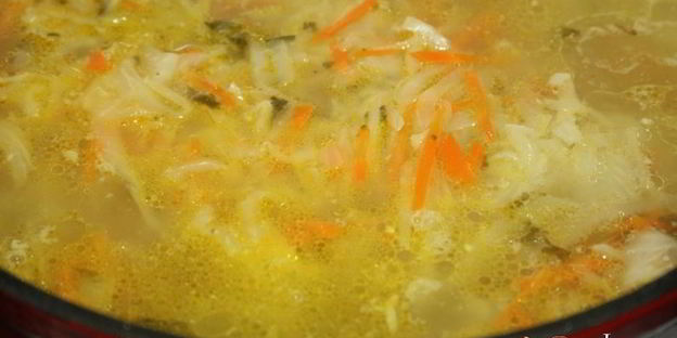 щи с квашеной капустой и молодым щавлем