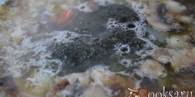 щи со шпинатом и шампиньонами