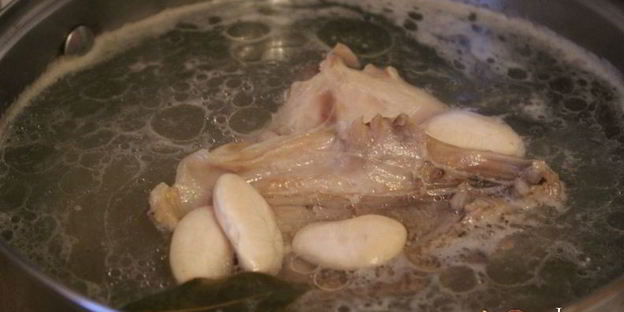 щи со свежей капустой и лимской фасолью на курином бульоне