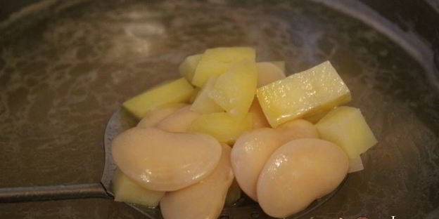 щи со свежей капустой и лимской фасолью на курином бульоне