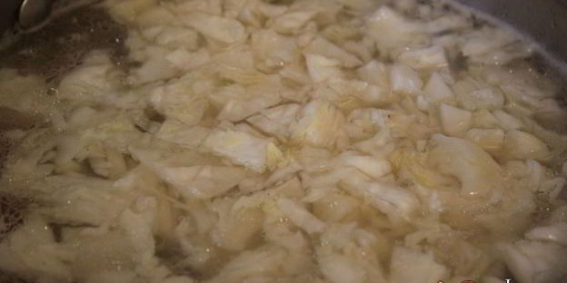 щи со свежей капустой и лимской фасолью на курином бульоне