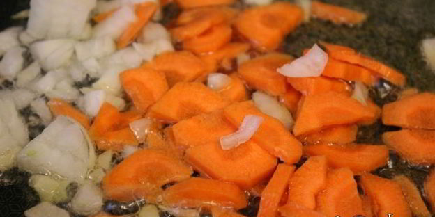 щи со свежей капустой и лимской фасолью на курином бульоне