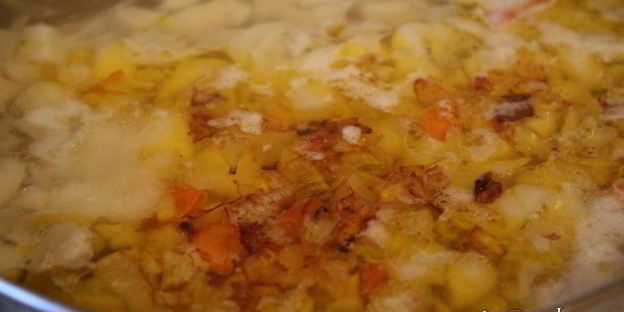 щи со свежей капустой и лимской фасолью на курином бульоне