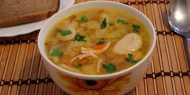 щи со свежей капустой и лимской фасолью на курином бульоне