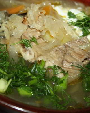 Суточные щи со свининой и сушеными грибами на квашеной капусте