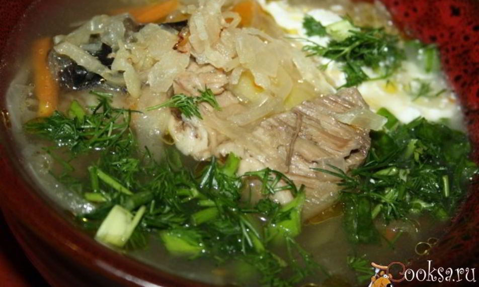 Рецепт суточных щей со свининой и сушеными грибами на квашеной капусте