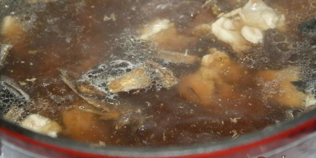 суточные щи со свининой и сушеными грибами на квашеной капусте