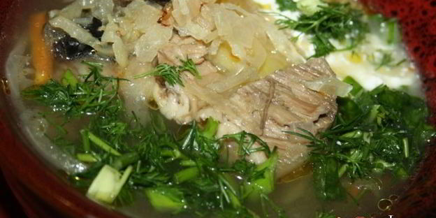 суточные щи со свининой и сушеными грибами на квашеной капусте