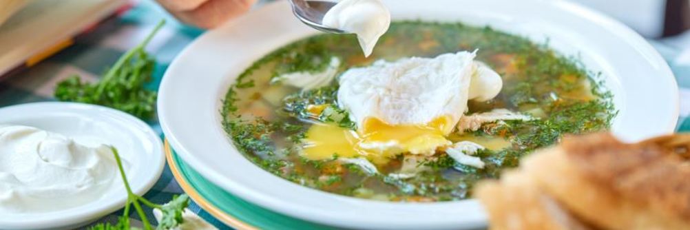 Зеленые щи с яйцом-пашот