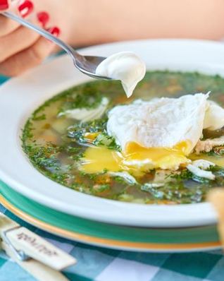 Зеленые щи с яйцом-пашот