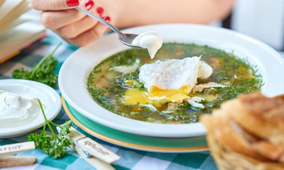 Рецепт зеленых щей с яйцом-пашот